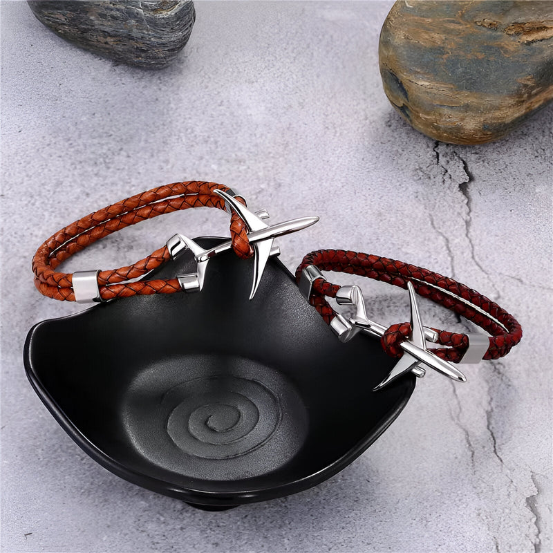 Bracelet en cuir tressé marron avec avion en acier inoxydable scintillant, modèle Upton, style masculin élégant.