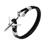 Bracelet en cuir noir tressé avec avion en acier inoxydable brillant en fermoir.