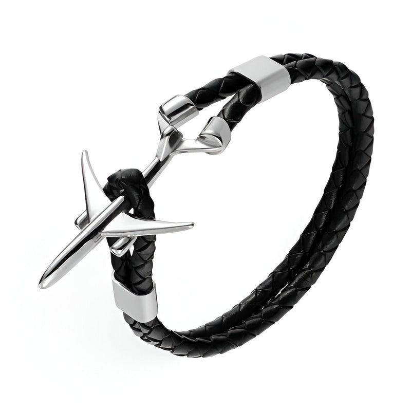 Bracelet en cuir noir tressé avec avion en acier inoxydable brillant en fermoir.