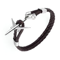 Bracelet en cuir tressé marron avec avion en acier inoxydable brillant et fermoir sécurisé.