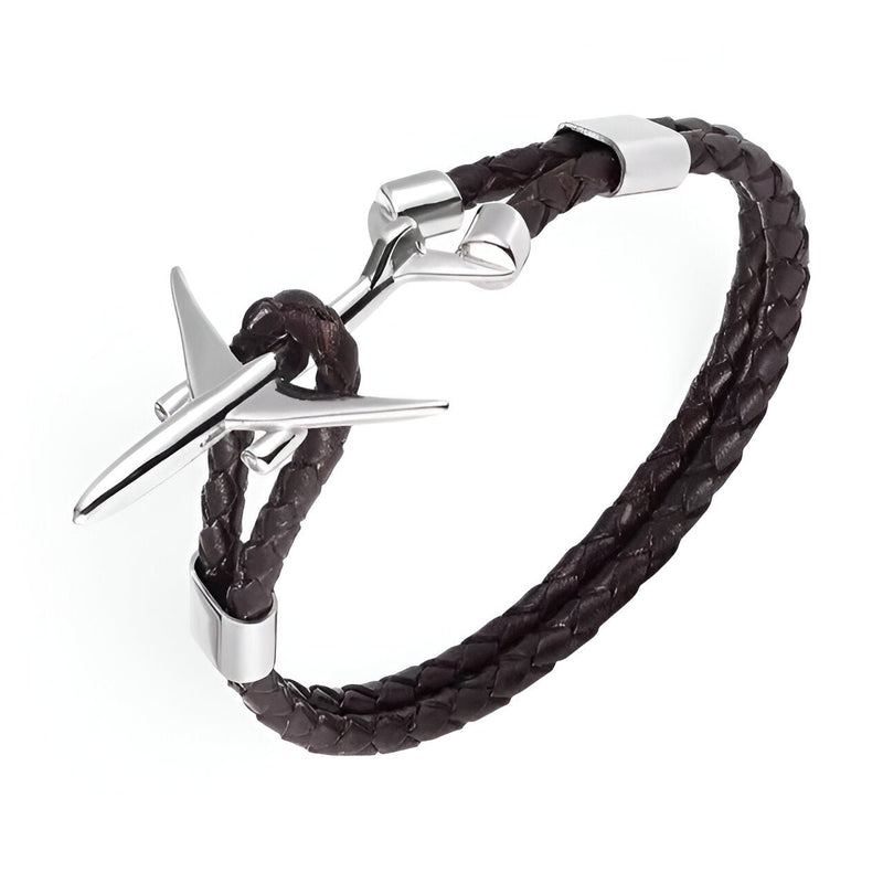 Bracelet en cuir tressé marron avec avion en acier inoxydable brillant et fermoir sécurisé.