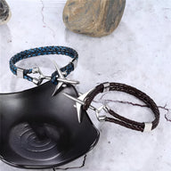 Bracelet en cuir tressé bleu avec pendentif avion en acier inoxydable et bracelet en cuir marron tressé avec pendentif avion .