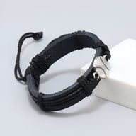 Bracelet en cuir noir pour homme avec pendentif balle de baseball argenté et fermoir réglable.