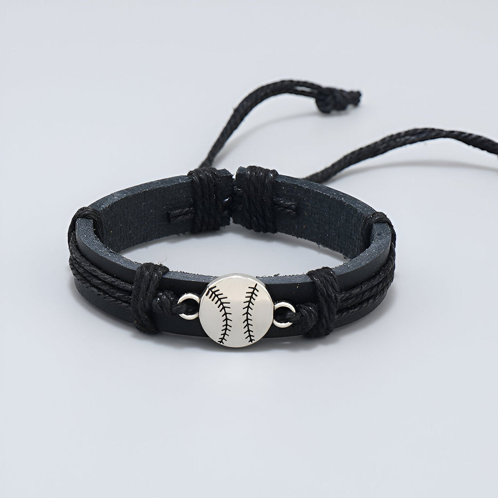 Bracelet en cuir noir avec bouton en forme de balle de baseball et fermeture à nœud coulissant.