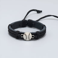Bracelet en cuir noir avec bouton en forme de balle de baseball et fermeture à nœud coulissant.