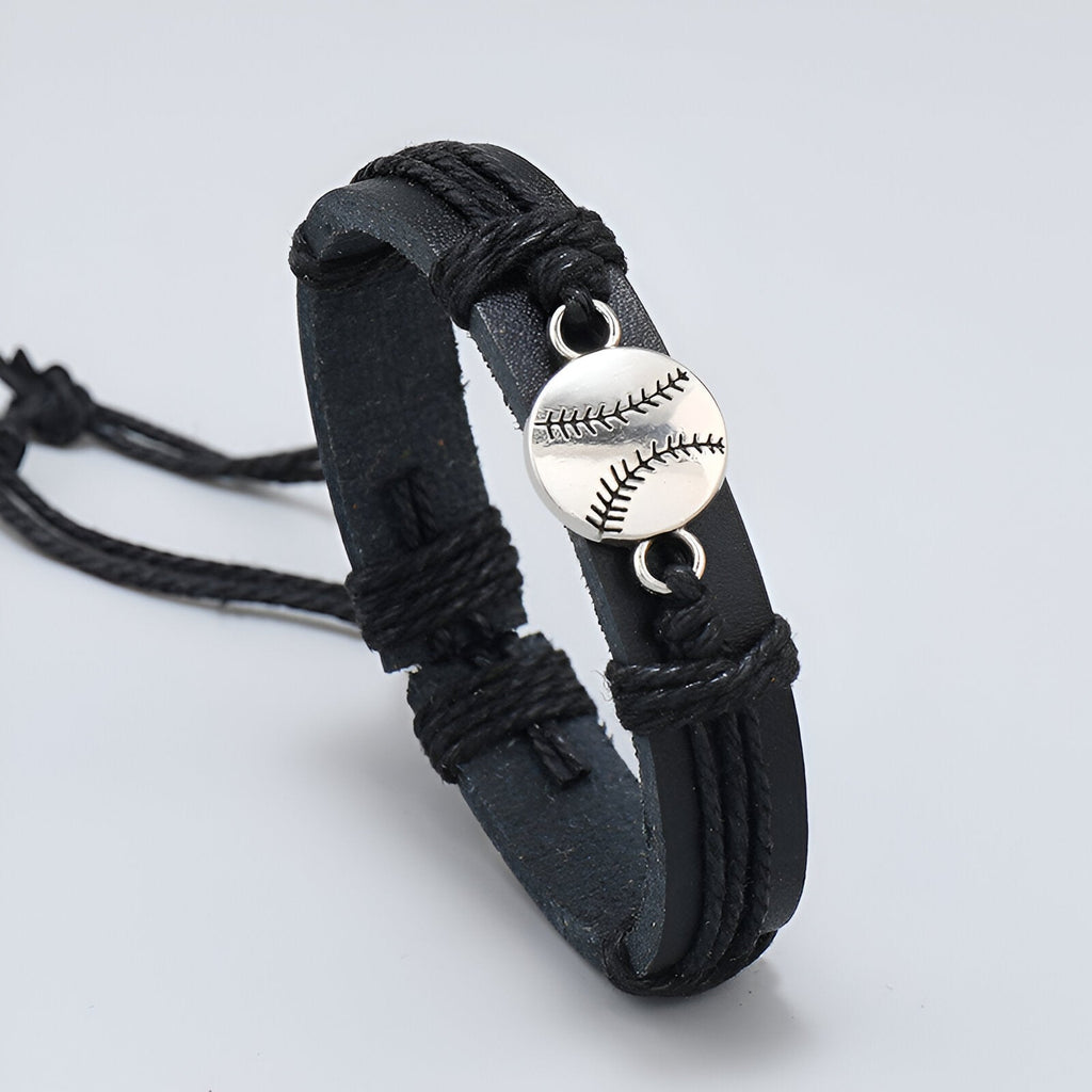 Bracelet en cuir noir avec pendentif balle de baseball en métal, style sport masculin.