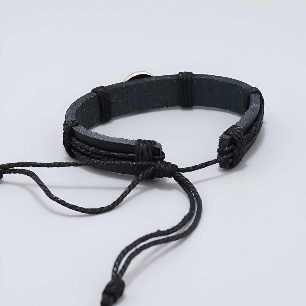 Bracelet noir en cuir tressé avec fermeture ajustable, style sportif masculin.