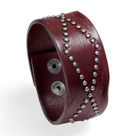 Bracelet large en cuir café avec clous métalliques en motif croisé style western.