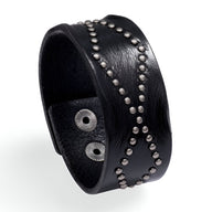Bracelet en cuir noir clouté avec motif western et fermoir à boutons-pression acier.