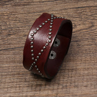 Bracelet en cuir café foncé avec clous argentés en motif croisé style western pour homme.