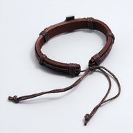Bracelet en cuir marron avec croix chrétienne en métal et lien réglable pour homme.