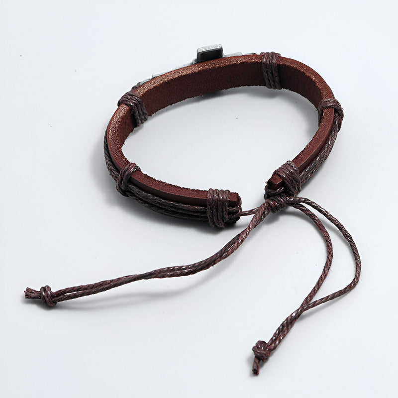 Bracelet en cuir marron avec croix chrétienne en métal et lien réglable pour homme.