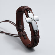 Bracelet homme en cuir marron avec croix chrétienne en métal argenté et cordons tressés.