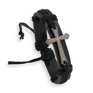 Bracelet homme en cuir noir avec croix chrétienne métallique argentée et cordons réglables.