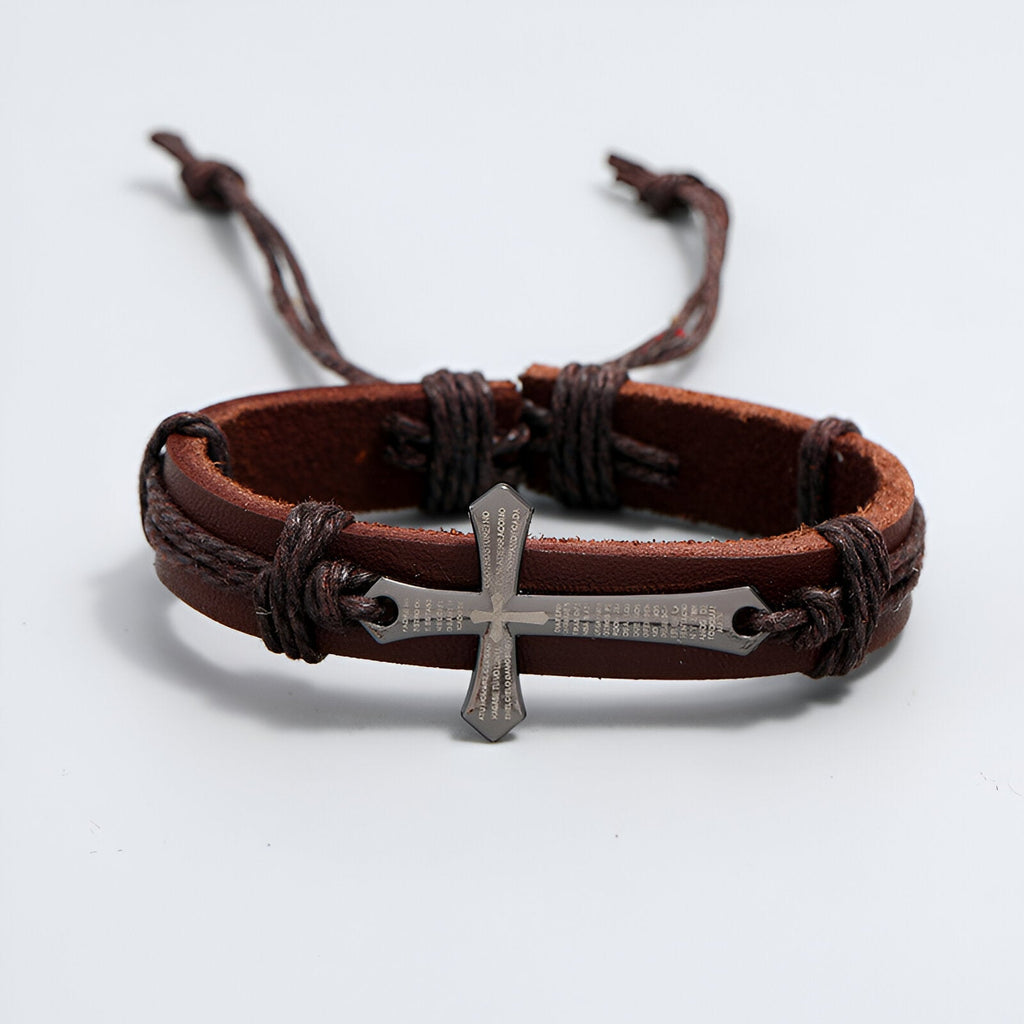 Bracelet en cuir marron avec croix chrétienne en métal argenté et cordons réglables.
