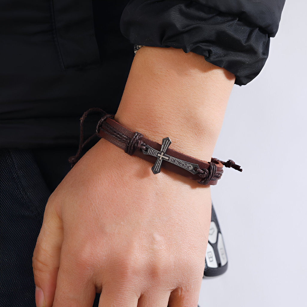 Bracelet en cuir marron avec croix chrétienne en métal, style tressé pour homme.