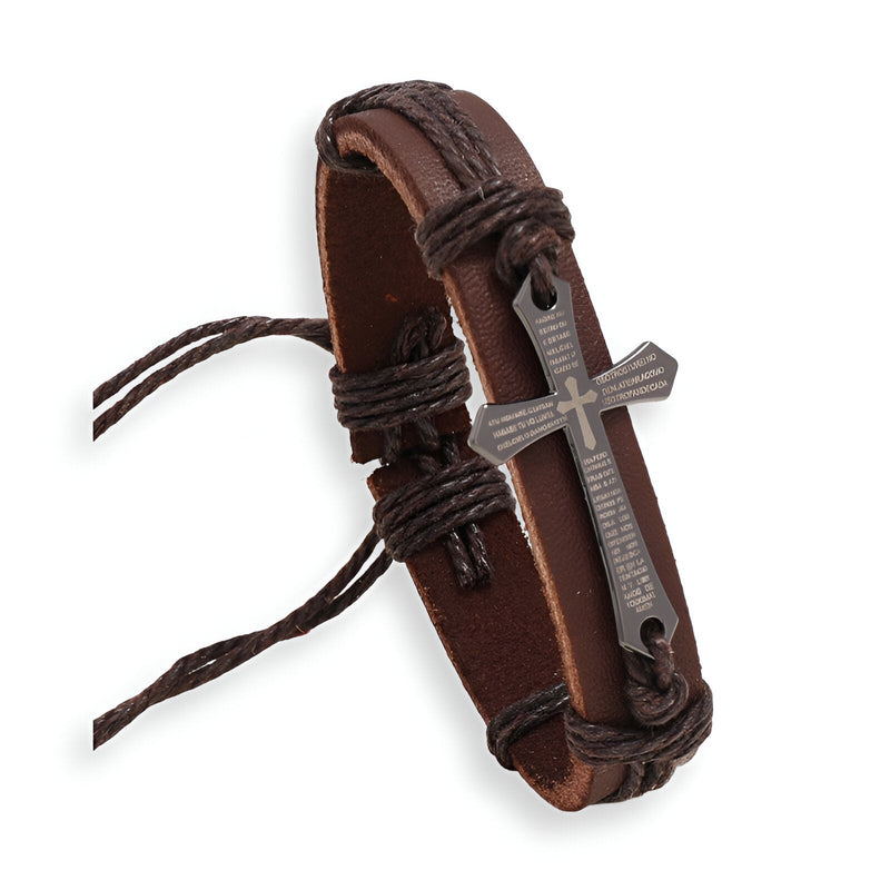 Bracelet en cuir marron avec croix chrétienne métallique gravée, fermoir réglable par cordon.