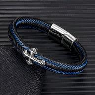 Bracelet homme en cuir bleu et noir tressé avec croix chrétienne en métal argenté et fermoir magnétique acier.
