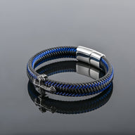 Bracelet cuir bleu et noir tressé avec croix chrétienne en métal argenté et fermoir magnétique acier.