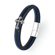 Bracelet homme en cuir bleu et noir tressé avec croix chrétienne métallique et fermoir aimanté argenté.