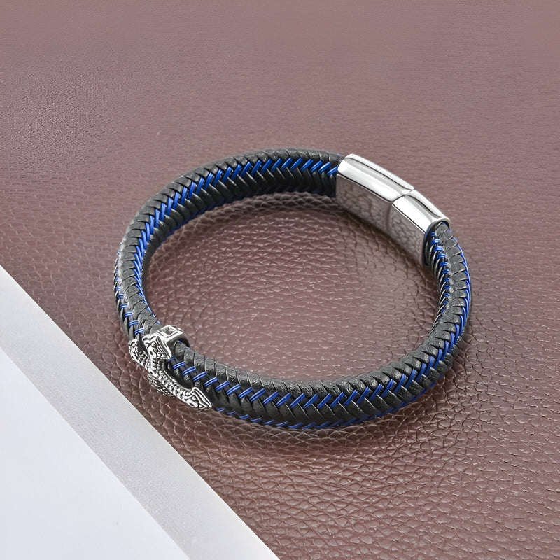 Bracelet homme en cuir bleu avec croix chrétienne en métal et fermoir magnétique argenté.