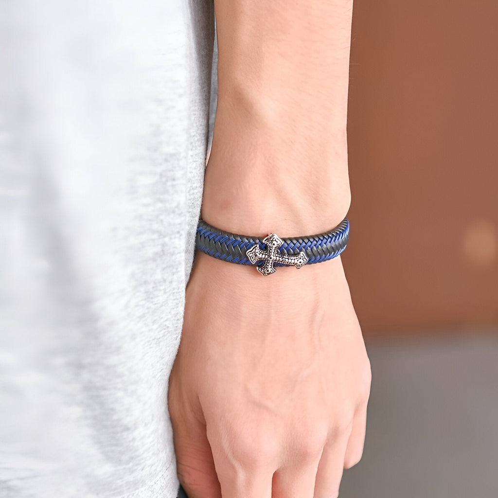 Bracelet homme en cuir bleu double tour avec croix chrétienne métallique argentée.
