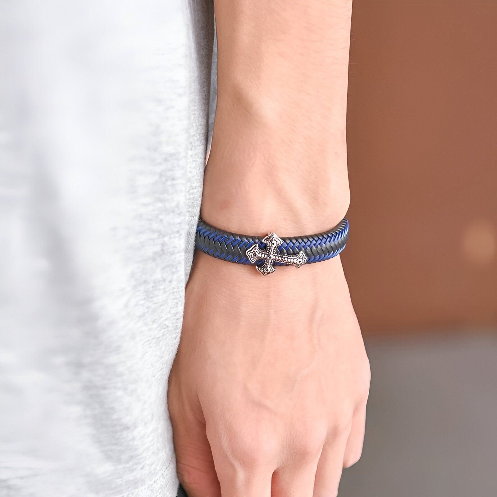 Bracelet en cuir, croix chrétienne, pour homme, modèle Kyrian - La Boutique du Bracelet