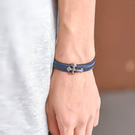Bracelet homme en cuir bleu double tour avec croix chrétienne métallique argentée.