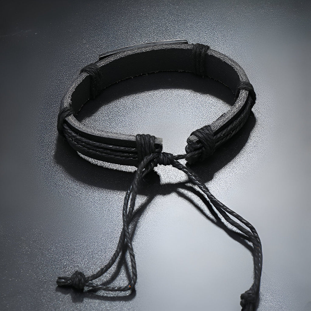 Bracelet en cuir noir pour homme avec croix chrétienne et cordons ajustables.