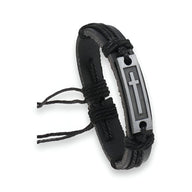 Bracelet en cuir noir avec plaque métallique gravée d'une croix chrétienne, style homme.