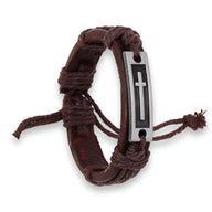 Bracelet en cuir marron avec plaque métallique noire et croix chrétienne gravée, cordons ajustables.