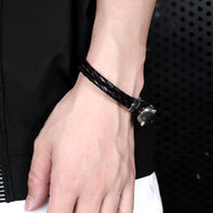 Bracelet homme en cuir noir double cordon avec tête de loup métallique gris foncé.