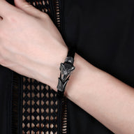 Bracelet double cordon noir en cuir avec tête de loup en métal gris anthracite pour homme.