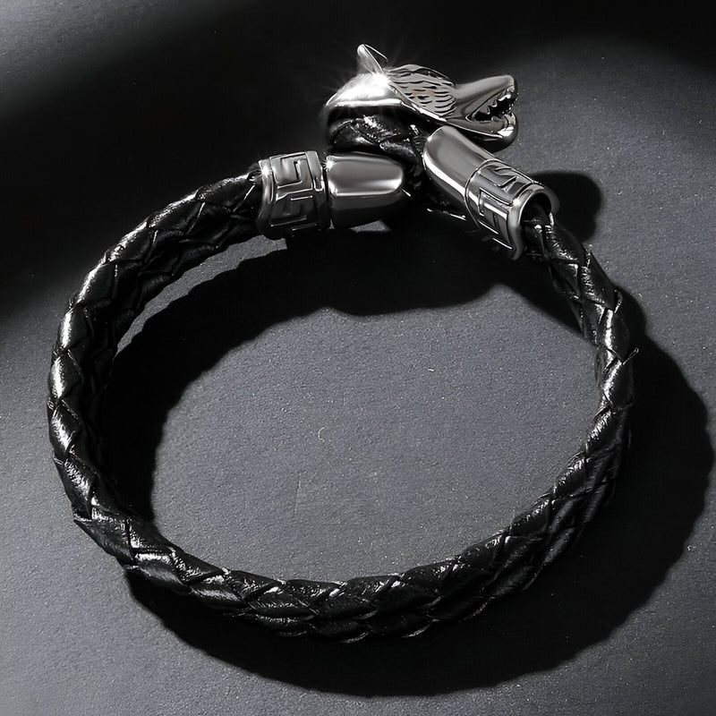 Bracelet homme en cuir noir tressé double cordon avec tête de loup métallique argentée.