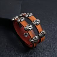 Bracelet en cuir marron double tour avec têtes de mort en métal argenté, style rock pour homme.