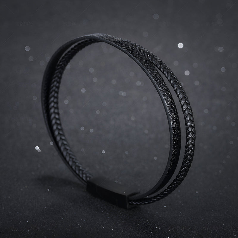 Bracelet double-rang en cuir noir tressé avec fermoir magnétique mat élégant.