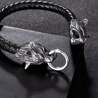 Bracelet noir en cuir tressé avec fermoir double tête de loup argentée, style masculin.