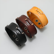 Trois bracelets en cuir effet usé pour homme, couleurs cognac, marron et noir, fermeture à boutons pression.