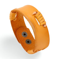 Bracelet en cuir cognac effet usé avec coutures apparentes et fermoir à pression noir.