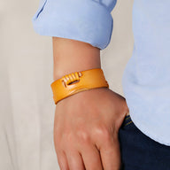 Bracelet en cuir cognac effet usé avec boucle métallique pour homme, style vintage.