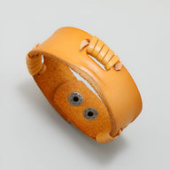 Bracelet en cuir cognac effet usé pour homme avec fermeture pression métallique noire.