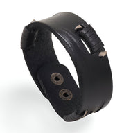Bracelet homme en cuir noir effet usé avec fermeture à boutons-pression métalliques.