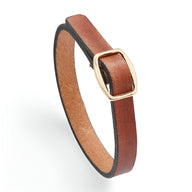 Bracelet fin en cuir marron avec boucle dorée élégante pour femme.