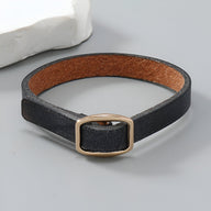 Bracelet en cuir noir pour femme avec boucle rectangulaire dorée, style élégant et discret.
