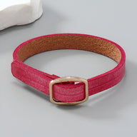 Bracelet femme en cuir rose avec boucle carrée dorée élégante et discrète.