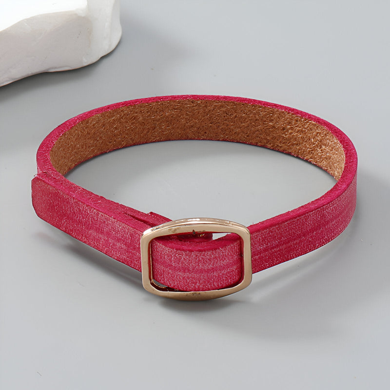 Bracelet femme en cuir rose avec boucle carrée dorée élégante et discrète.