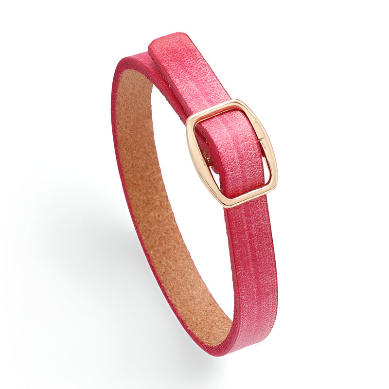 Bracelet en cuir rose fin avec boucle dorée rectangulaire, style élégant et discret.