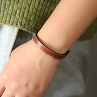 Bracelet en cuir marron fin et élégant pour femme, modèle Magalie, design sobre.