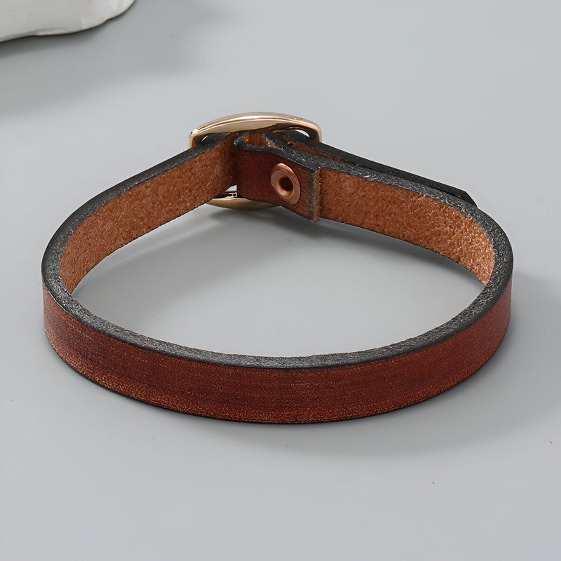 Bracelet en cuir marron élégant avec fermeture bouton-pression métallique dorée, modèle Magalie.