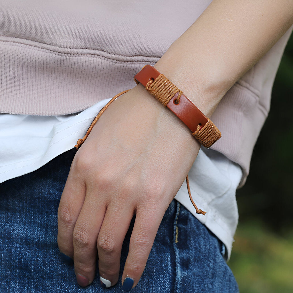 Bracelet homme marron en cuir entrelacé avec cordon ajustable, style décontracté.